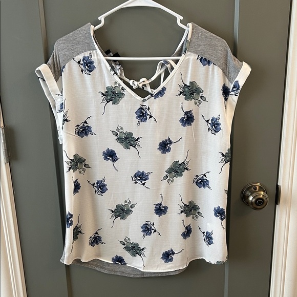 Fortune + Ivy Tops - Fortune + Ivy  Floral Women's Top - White and Blue Stitch Fix size Medium